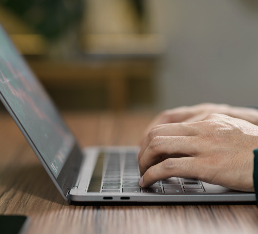Kundenservice-Arbeitsplatz mit Laptop
